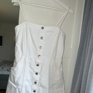 Vit jeansklänning  - Använd 1gång då den blivit för liten!! 