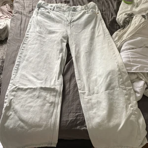 Junkyard Jeans - Hejsan, jag säljer dessa Junkyard då dem blivit för stora för mig.  Dem har blivit lite slitna längst ner vid byxans slut. Orginala priset på byxorna är 500 kr. Kan levereras via post. Frakt ingår. 