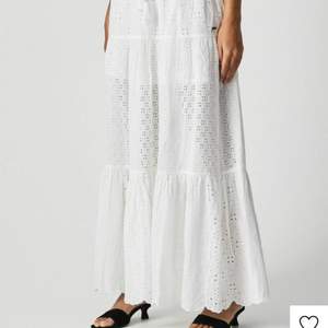En så fin lång vit kjol. Den är från märket Pepe Jeans och köpt på Zalando där den är slutsåld! Köpt för 1099kr. Buda!