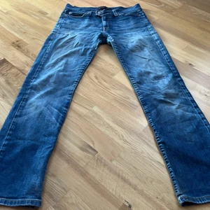 Jeans  - Hej! Säljer dessa jeans köpte dom på Plick men har aldrig använt dom för dom var för små. Men nu säljer jag dom här. dom är lågmidjade. Där på bak sidan har dom som tillverkat jeansen gjort något fel med det är inte något hål!❤️👖