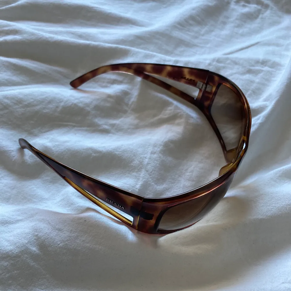 Skitkattiga Vintage Prada Solglasögon | Fint skick, endast lite skador på fodralet | Modell: SPR 09F 68 18 2AU-6S1 110 | Säljer då jag inte använder tillräckligt | Köpare står för frakt . Accessoarer.