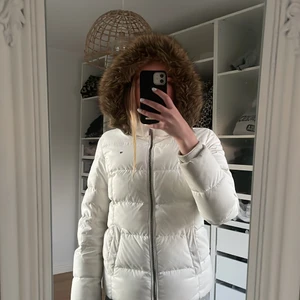 Tommy hilfiger jacka  - En superfin jacka från Tommy hilfiger säljs! Den är lite grådassig på några ställen (vet ej hur mycket som går bort i en tvätt) och fäller lite dun, den funkar ändå och är superfin! Den är äkta och säljs för 300kr. Hör av dig vid intresse!💗