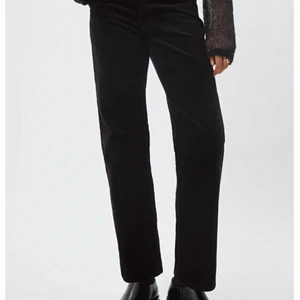 Weekday byxor - Säljer mina svarta byxor från weekday för jag aldrig använder dem (tror kanske lappen fort är kvar). Storlek 36 och går ner till marken på mig som är 166