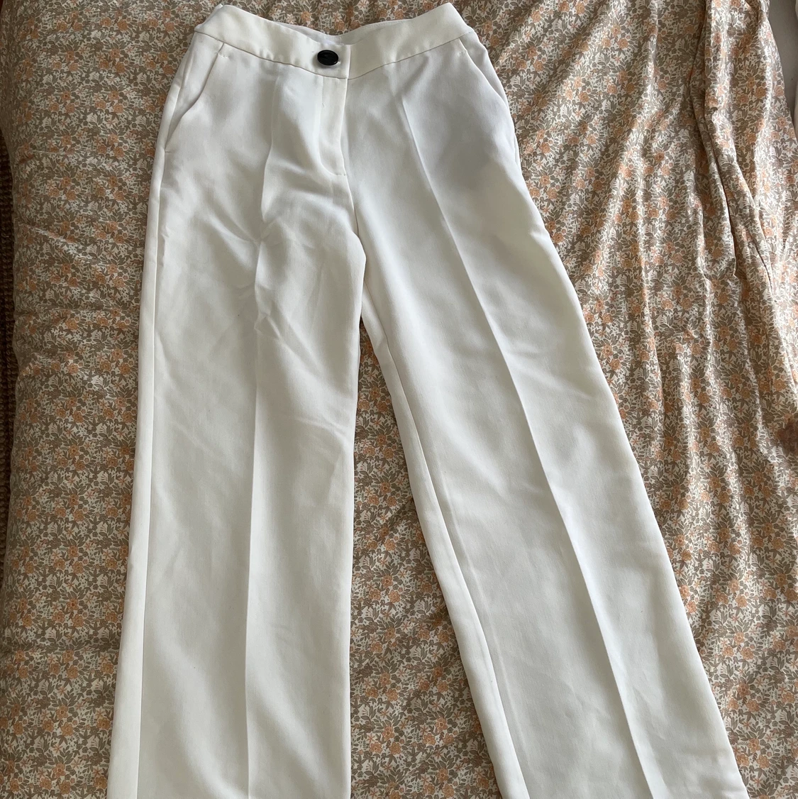 Vita tygbyxor mango - 90