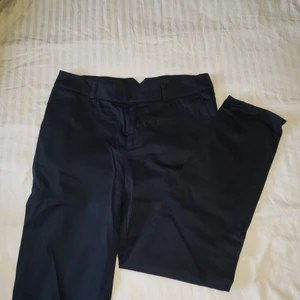 Svarta kostymbyxor  - Svarta kostymbyxor i fint skick. Fickor framtill. 