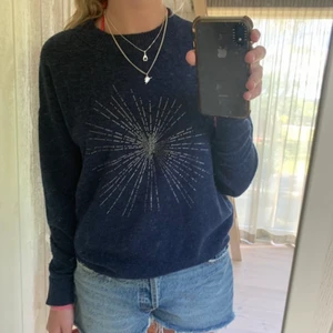 Zadig cashmere tröja💓 - Säljer denhär Såå fina 100% kashmir tröjan från zadig som jag köpa för lite mer än ett år sen men som tyvärr aldrig har kommit till användning! Så den är i nyskick och ser verkligen ut som ny💞Den köptes för ca 2500kr, skriv för fler bilder eller frågor!