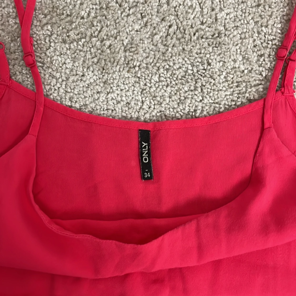 Ett rosa linne med Justerbara axelband  - 91