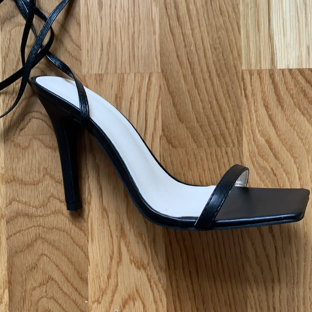 Black heels with straps, very comfortable to walk in. Skor.