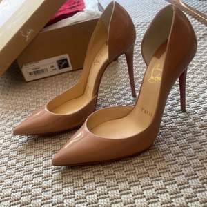 Klack 10cm Nya med dustbag + kartong Beige lack Stl.36 Pumps