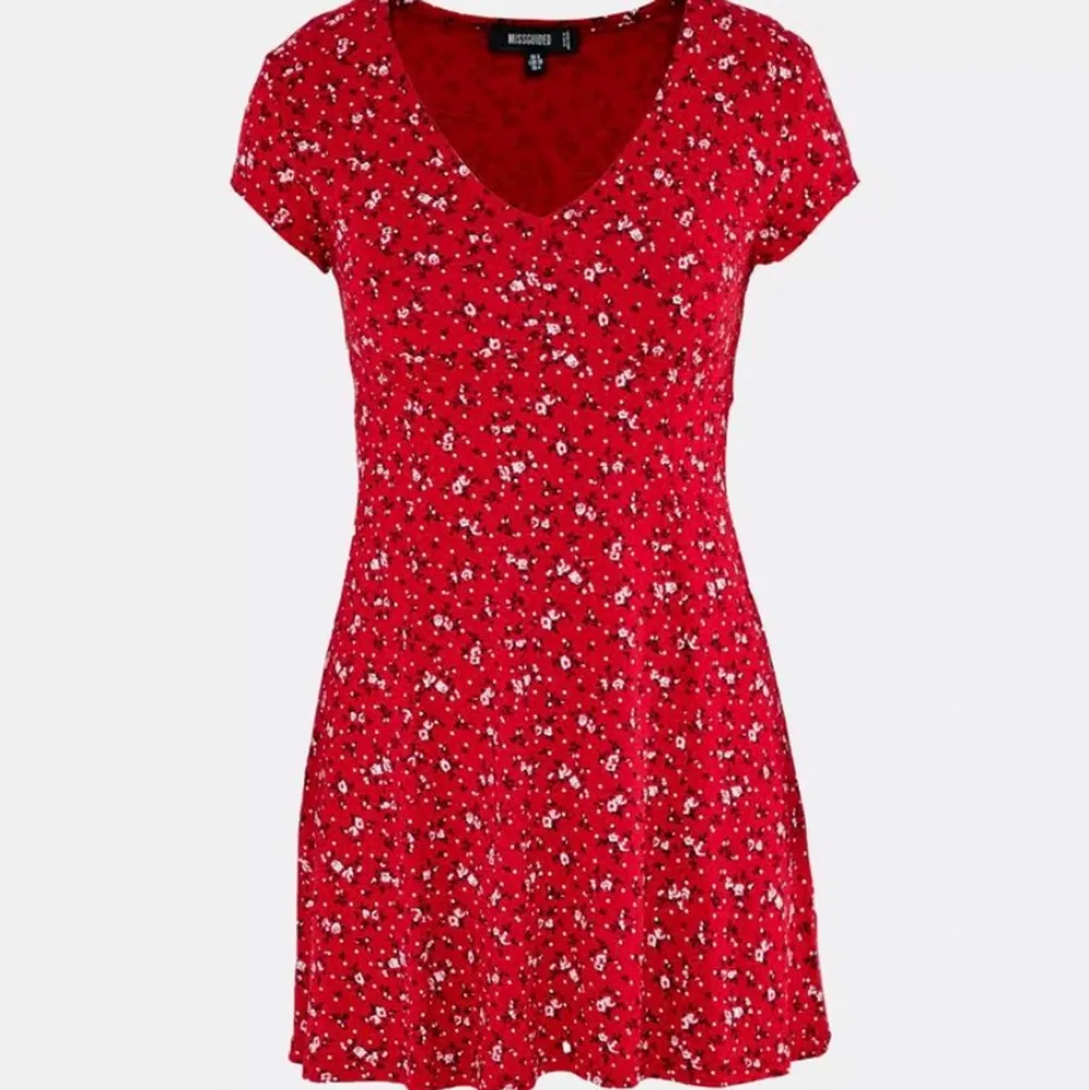 red ditsy floral skater dress från missguided  Aldrig använd! Prislapp finns kvar! Storlek 36. Klänningar.
