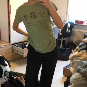 Grön T-shirt  - Söt T-shirt med texten ”a little more kindness, a little less judement