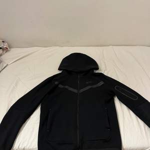 Nike tech fleece hoodie i storlek L 147-158 (JUNIOR storlek) det är som en helt ny även fast den är använd. Jag säljer den pågrund av att den har blivit för lite för mig.