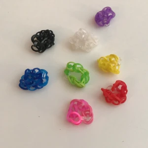 Ringar  - Jag säljer ringar av loombands 10kr styck!!💍