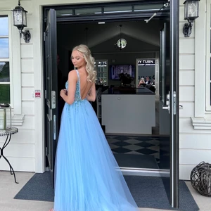 Balklänning Christian Koehlert - Jag har storlek XS och är 68cm lång, längden på klänningen är anpassad efter min längd. Klänningen är som ny utan några fläckar, märken eller annat. Nypris: 4495kr + uppsydd för 1000kr