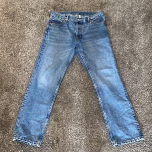 Weekday jeans klean model storlek 31/30, använt max 3 gånger. Jeansen sitter som en straight leg väldigt feta faktiskt. 
