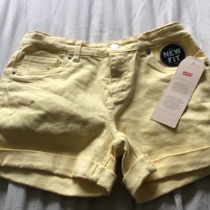 Helt nya Levisshorts - Gula levis shorts helt nya, frakt tillkommer 