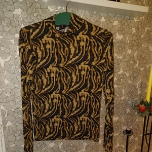 Långärmad tröja  - Jättefin tröja från Gina. Sparsamt använd. Storlek L. 30kr plus frakt