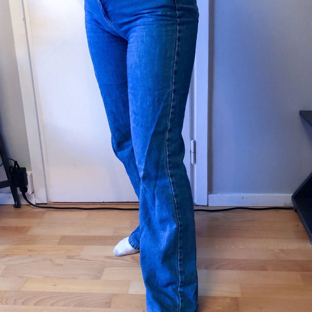 Snygga jeans från NA-KD! - stretchig material - lite utsvängda ben. Jeans & Byxor.