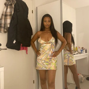 Zara klänning - Säljer min zara klänning som jag inte har använt. Köpte den för 400kr. Storlek är M men passar min vön som har storleken xs - s