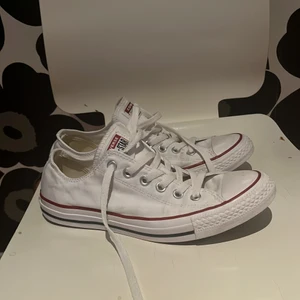 Converse låga - vit - Använd fåtal gånger och sparsamt. Superfint skick! Säljes pga för små! Org. pris: 749kr UNISEX