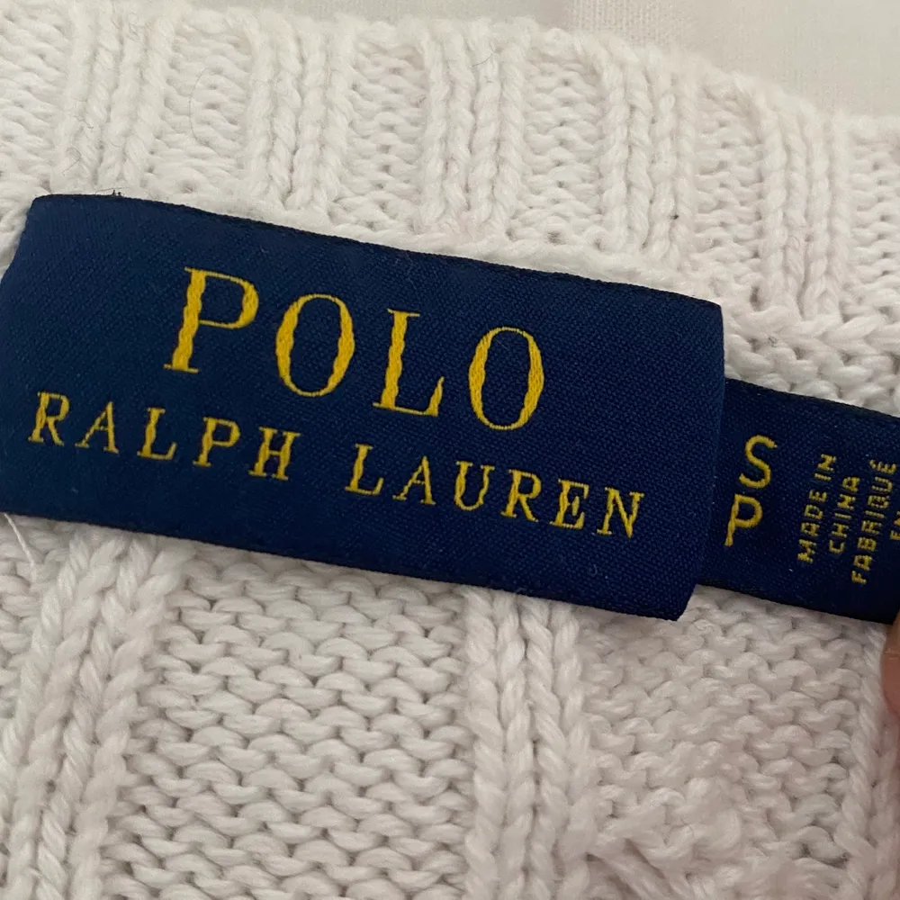 Kabelstickad tröja från Ralph Lauren som har använts cirka 6-8 gånger. Storlek S. Stickat.
