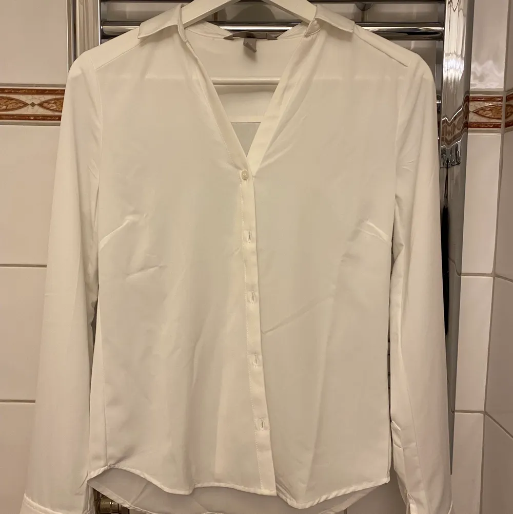 Säljer denna lite genomskinliga vita silkes skjorta från H&M pga att den är lite för liten för mig. Använd max tre gånger.. Blusar.