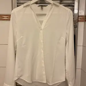 Säljer denna lite genomskinliga vita silkes skjorta från H&M pga att den är lite för liten för mig. Använd max tre gånger.