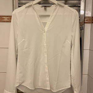 Silkes skjorta  - Säljer denna lite genomskinliga vita silkes skjorta från H&M pga att den är lite för liten för mig. Använd max tre gånger.