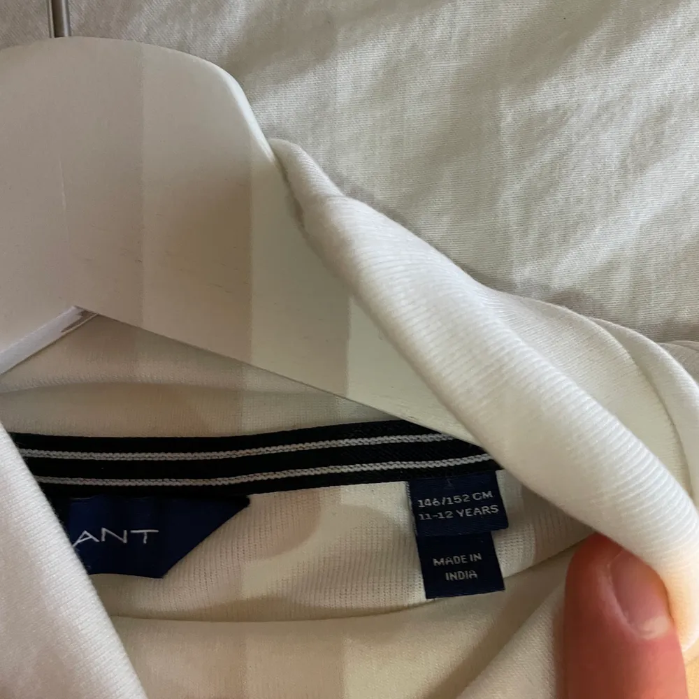Gant polo tröja färg vit skick 9/10 köpt på kidsbrandstore för 600kr mitt pris 300kr storlek 152cm. Hoodies.