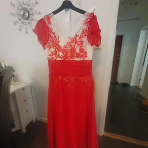 Klänning  - Fest klänning med härlig röd färg nästan ny 