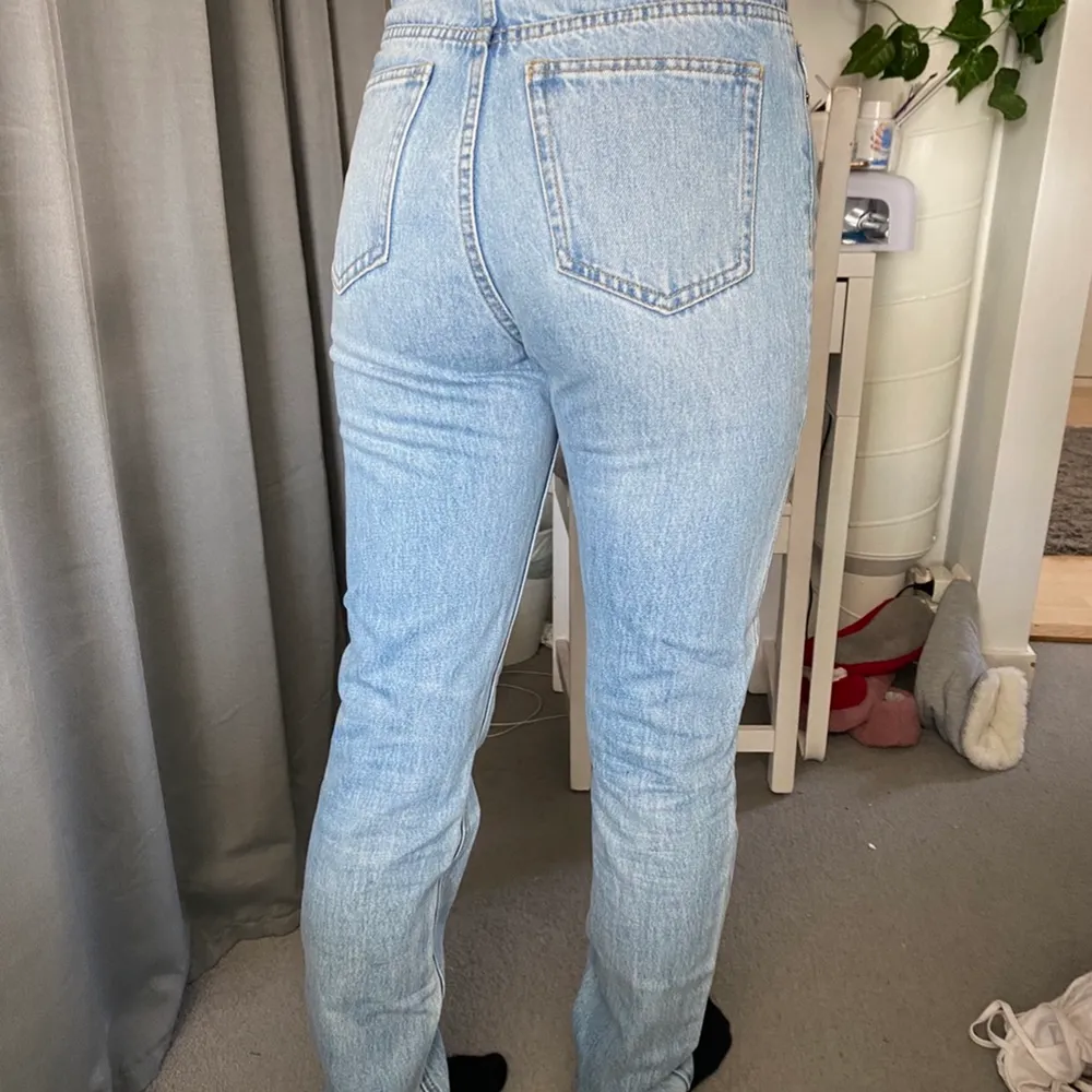 Säljer dessa jeansen från hm! Använda 1 gång. Kom privat vid frågor eller intresse . Jeans & Byxor.