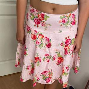 Fin rosa blommig kjol från 2000 talet, storlek 44 men sitter lågmidjade om du är 40-42.💕 Köparen står för frakten