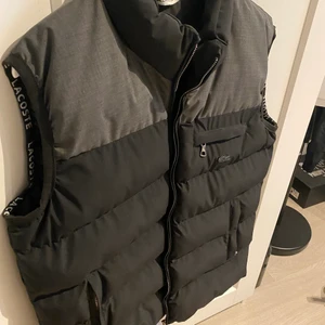 Lacoste väst - En ny väst från vår som inte användes särskilt mycket då jag använde min regnjacka oftast, den är väldigt skön och lite tjockare än vanliga västar vilket ger en bekväm känsla när man har på sig den (Priset kan diskuteras vid en snabb affär)