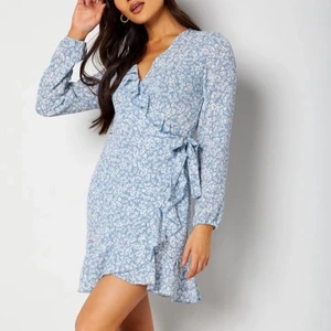 volang klänning - säljer en likadan volangkkänning som på bilden, den är i storlek XS och är använd en gång i bara få timmar. Kan skicka bilder privat vid intresse 🥰