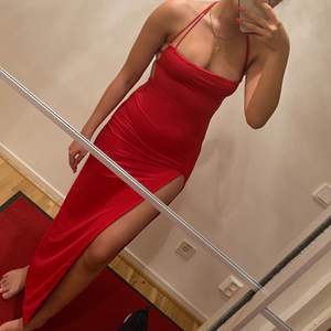 Hej säljer en röd lång klänning som aldorg kom till användning .Köpte den för 1500 men säljer den för 600kr❤️