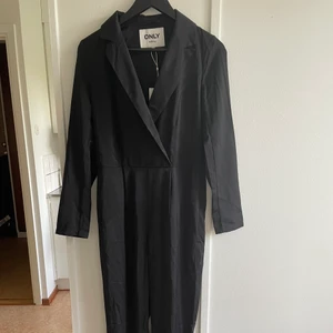 Jumpsuit svart - Svart jumpsuit från ONLY storlek 34. Helt oanvänd.