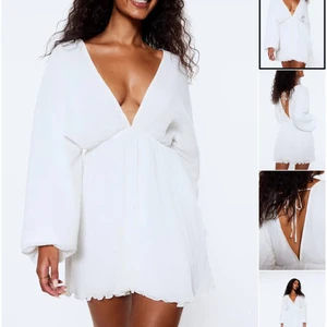 Klänning - Säljer denna klänning från lojsan wallins kollektion. Stl 40, köparen står för frakt.