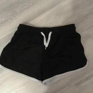 Idrott shorts - Säljer mina idrotts shorts från phelix sports i storlek 146/152. Kan användas som både idrott shorts och vanliga shorts att ha i vardagen. Dom kostar 40kr +frakt. Pyttelitet hål som man inte ser. Då det bara är nån mm stort.   