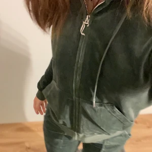 Juicy kofta - Jag säljer nu min gröna juicy kofta då den inte kommer till användning längre. Jättefint skick, inga fläckar eller liknande💗 Storlek S men skulle även passa xs då jag själv är en xs. Säljes direkt för 800kr eller buda om fler är intresserade.