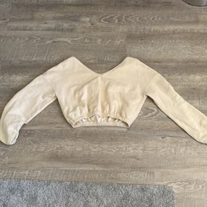 Långärmad magtröja - Använd men i bra skick! Säljer pga att jag aldrig använder den.