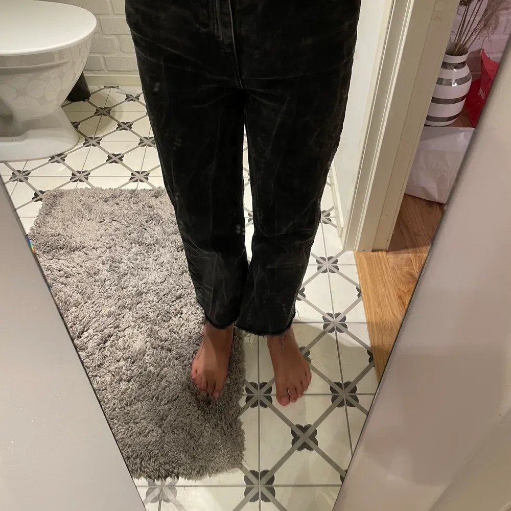 Ett par svart byxor med typ blixtrar på . Jeans & Byxor.