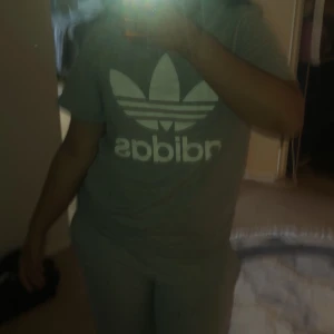 Adidas tröja  - säljer adidas tröja, storlek M, fin och ren. Säljes för 100kr. Finns att mötas upp på Västerås.