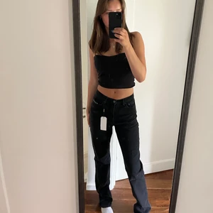 Svarta jeans - Svarta mid waisted jeans, storlek 34. Oanvända, lappar finns kvar. Använd inte köp nu funktionen, skriv till mig istället💗