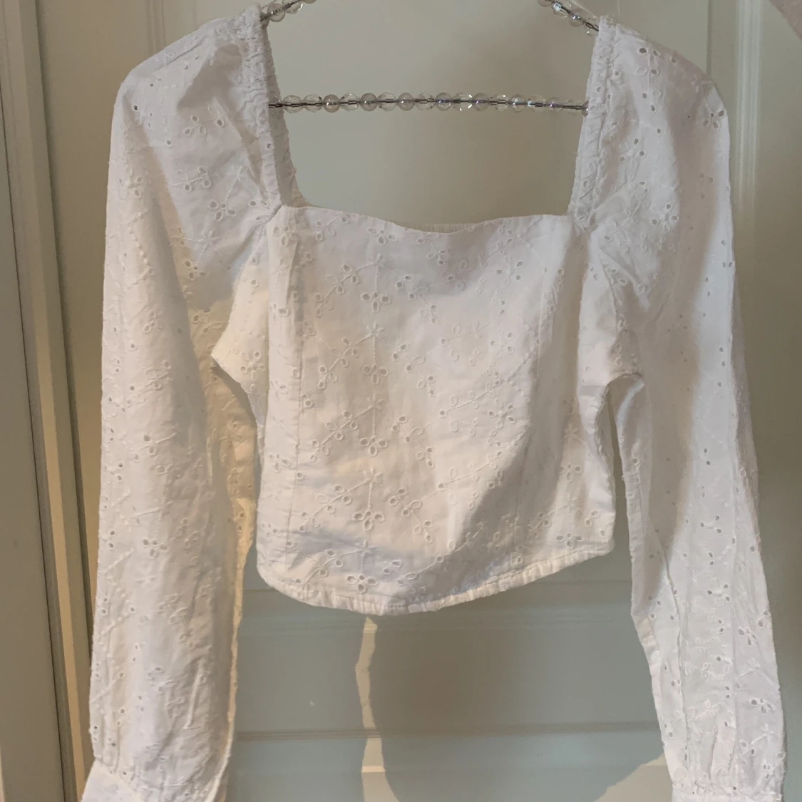 Söt broderad topp från BikBok, storlek S