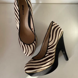 Zebra klackar  - • Coola och edgy klackar i Zebramönster • Använd én gång och är i jättebra skick! Skorna är i läder, men själva zebran är såklart inte äkta. Guld detaljer långs med kanten hela vägen.