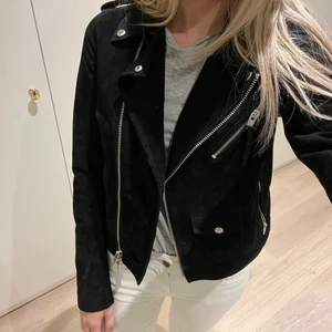 Rock and Blue mockajacka - Sjukt fin mockajacka från Rock and Blue som är använd Max 2 gånger i storlek 36🖤🖤 Nypris 2500 kr!