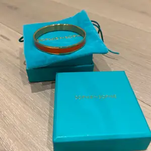 Så fint armband från Sophie By Sophie i finaste orangea färgen! Köpt på NK för 800 kr🧡🧡 Knappt använd!