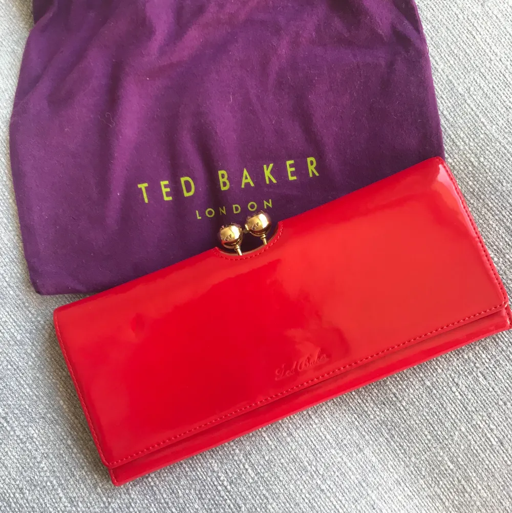 Elegant röda väska från Ted Baker. Fint inåt i,  Mått, 26x12 cm, använd men i mycket bra skick. Påsens kommer inte med tyvärr.. Väskor.