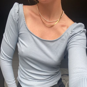 Ljusblå topp  - Fin ljusblå topp från Vila med detaljer i axlarna