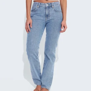 Långa lågmidjade jeans - Säljer dessa lågmidjade jeans från BikBok! Endast använda 1 gång och passar mig som är 180cm lång! strl 28/32. Nypris 600kr, mitt pris 250kr+ frakt💓 Skriv för fler bilder🫶🏼
